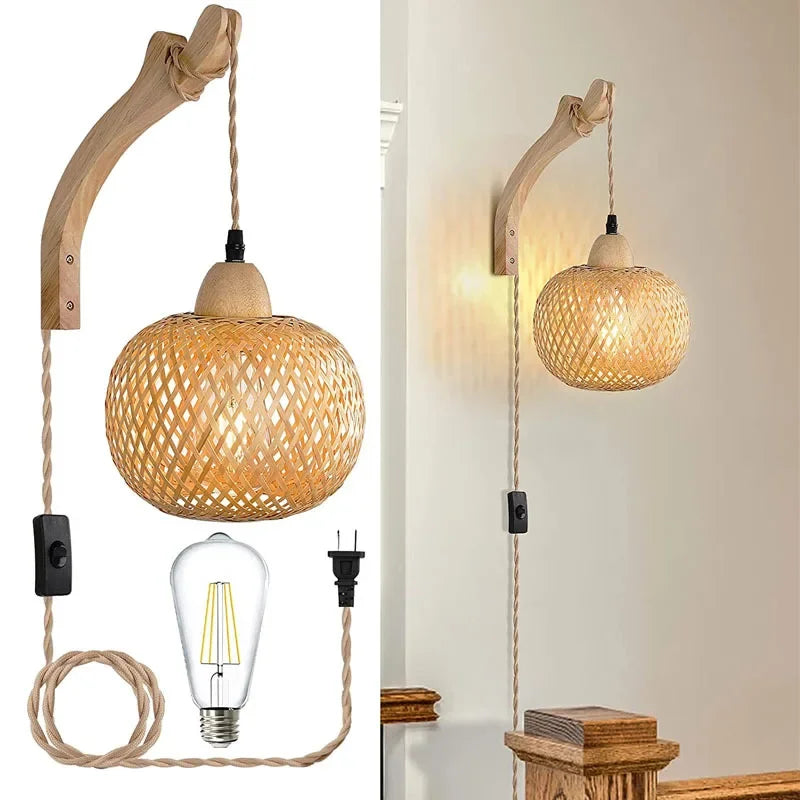 Applique murale en rotin avec lampe suspendue et cordon visible, éclairage chaleureux.