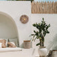 Espace lounge de style bohème au bord de la piscine avec applique murale en herbe et fer rond naturel