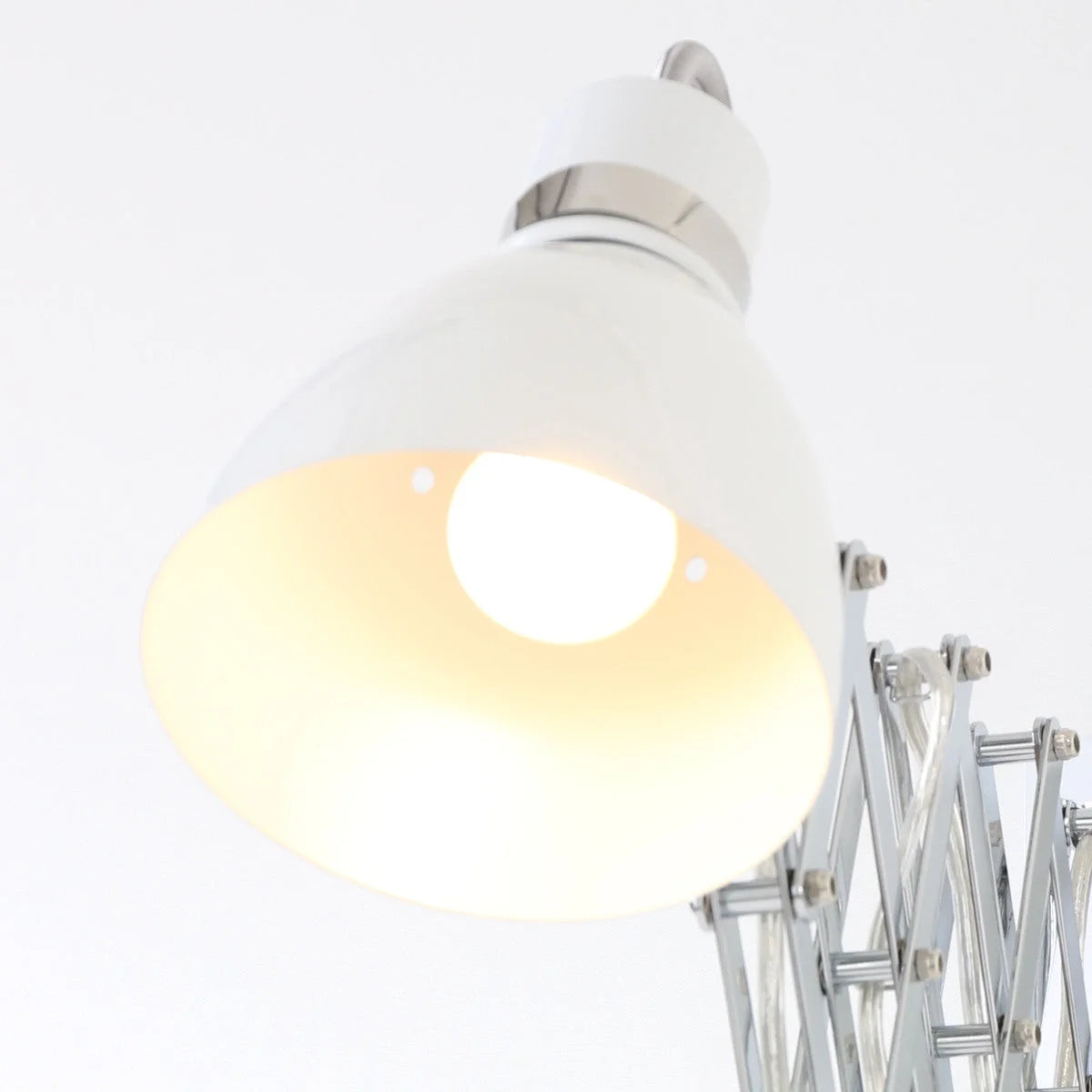 Lampe de bureau blanche en métal chromé avec bras extensible pour l’éclairage