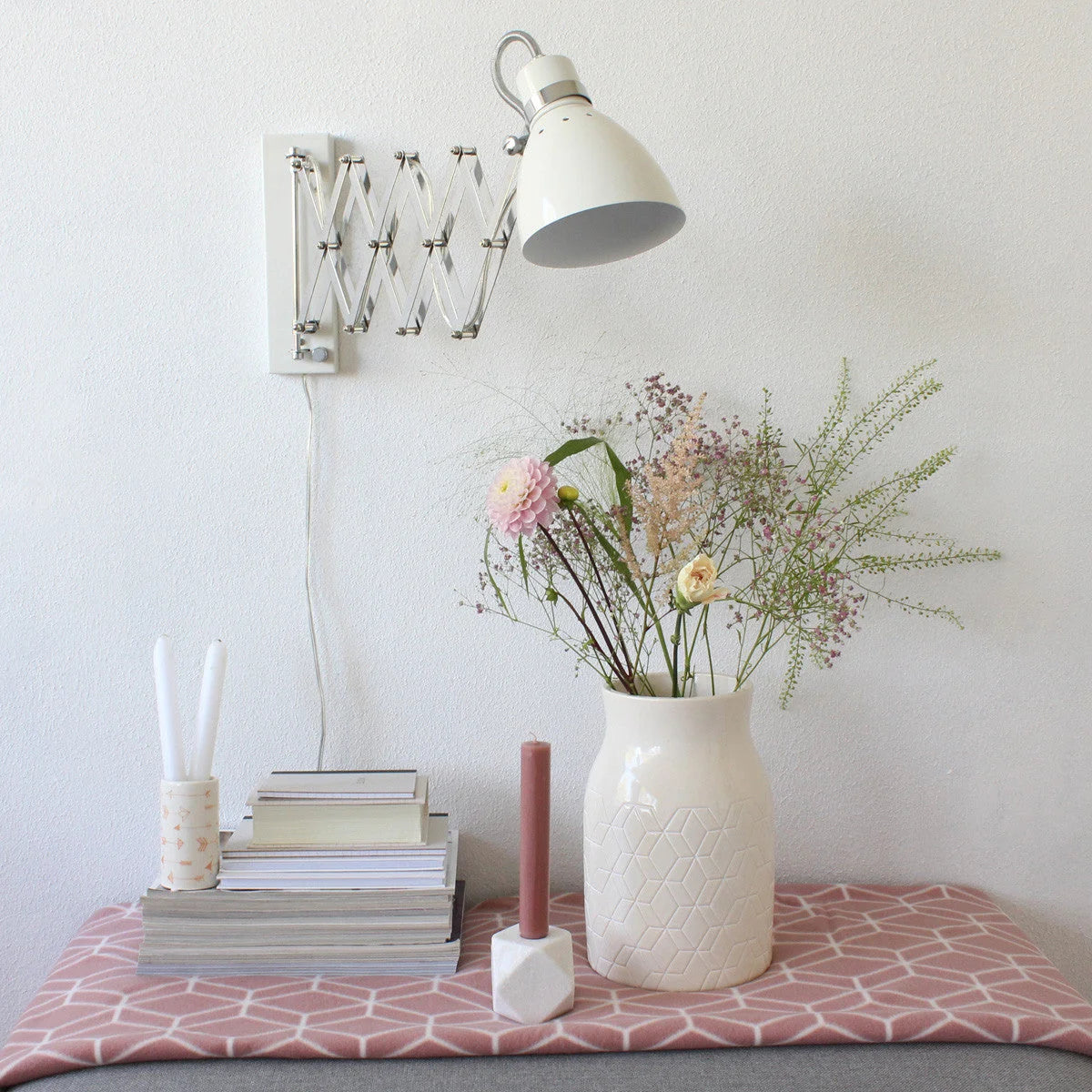 Applique murale blanche en métal chromé avec bras extensible accordéon Ø12 cm