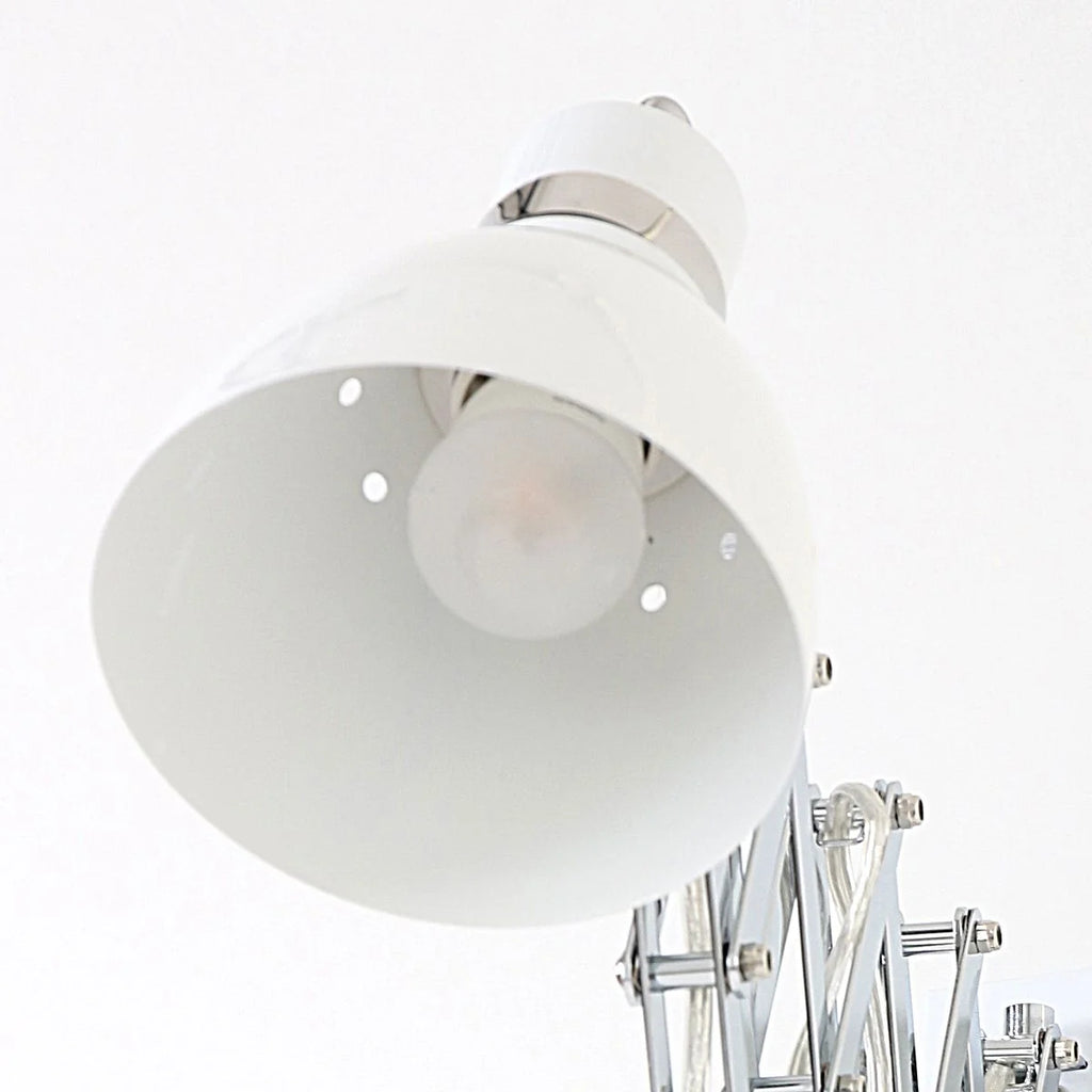 Lampe de bureau blanche réglable en métal chromé avec bras extensible accordéon