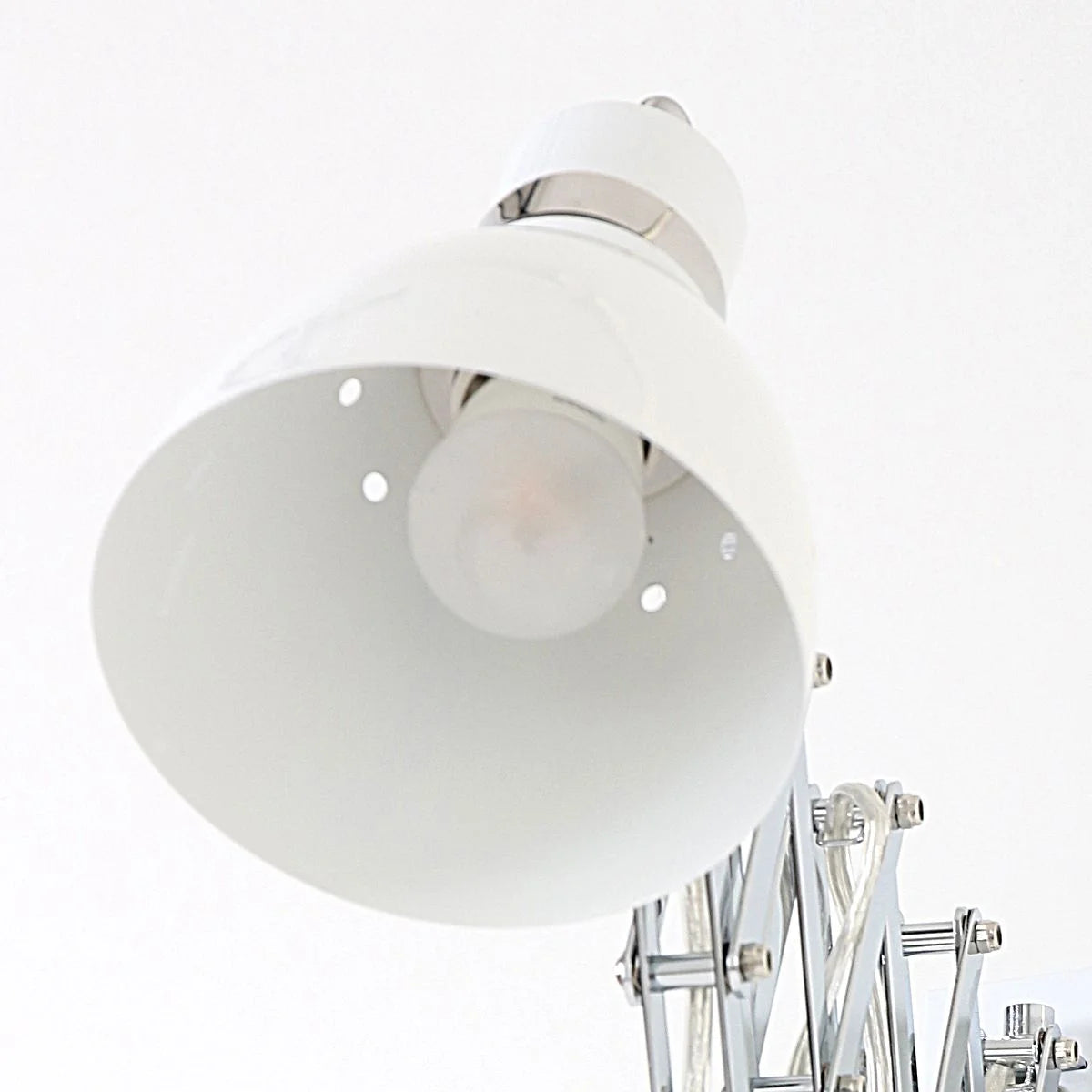 Lampe de bureau blanche réglable en métal chromé avec bras extensible accordéon