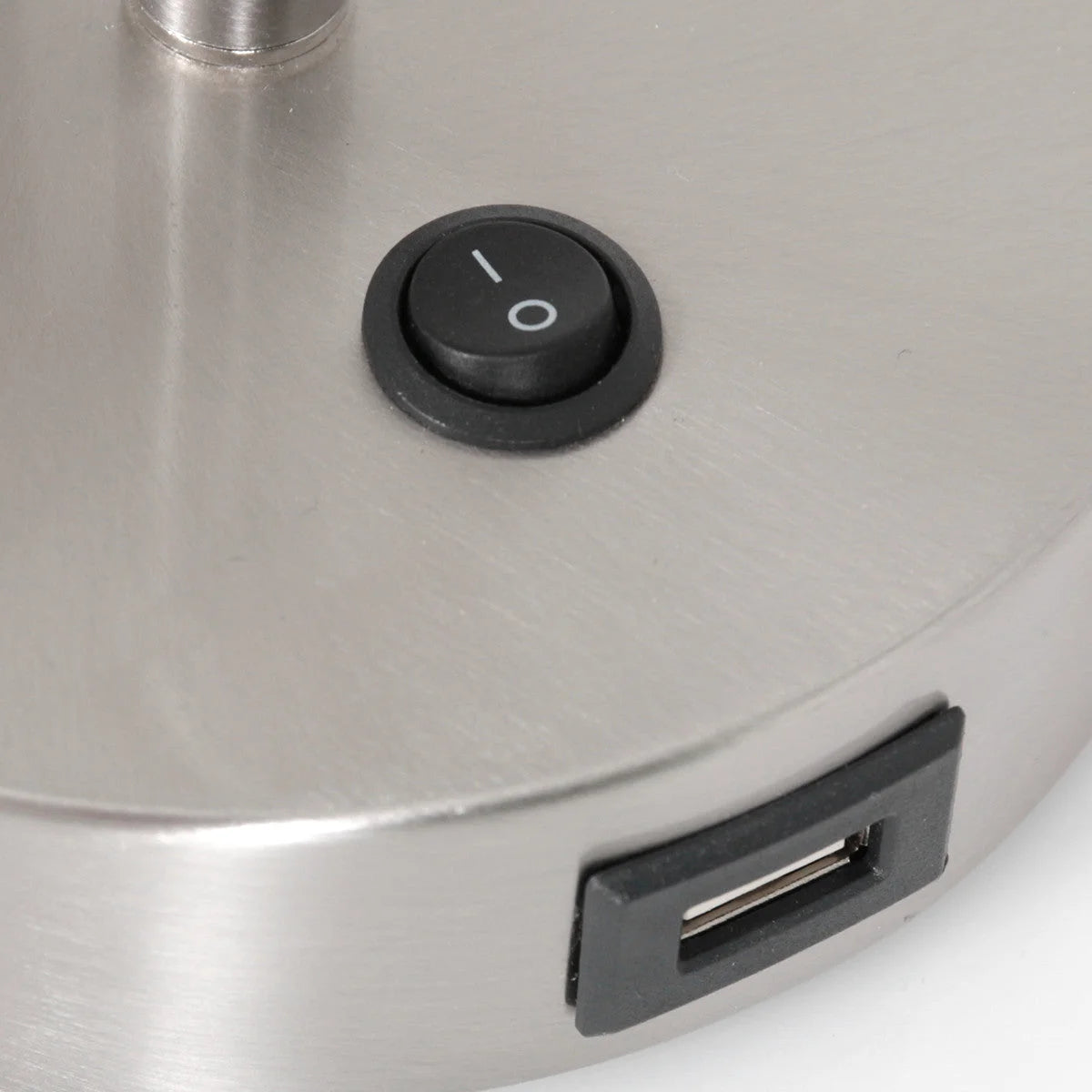 Base de lampe en métal brossé avec interrupteur et port USB intégrés dans l’applique murale