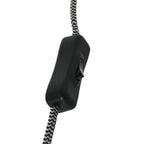 Interrupteur à cordon noir sur lampe murale en métal noir et abat-jour blanc en lin