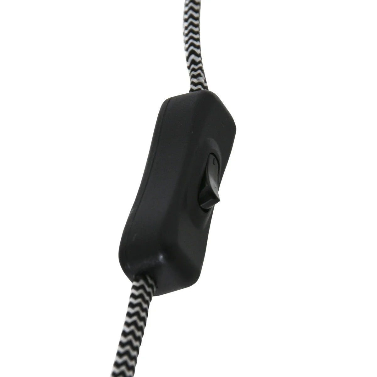 Interrupteur à cordon noir sur lampe murale en métal noir et abat-jour blanc en lin