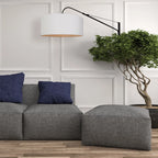 Canapé modulable gris avec coussins bleus idéal pour un salon moderne