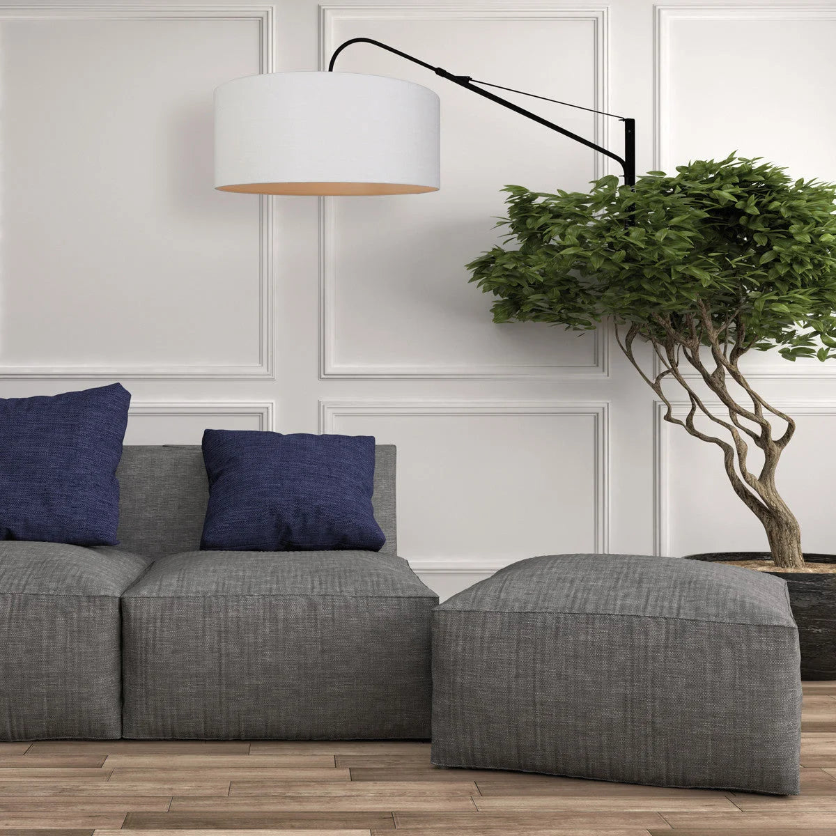 Canapé modulable gris avec coussins bleus idéal pour un salon moderne