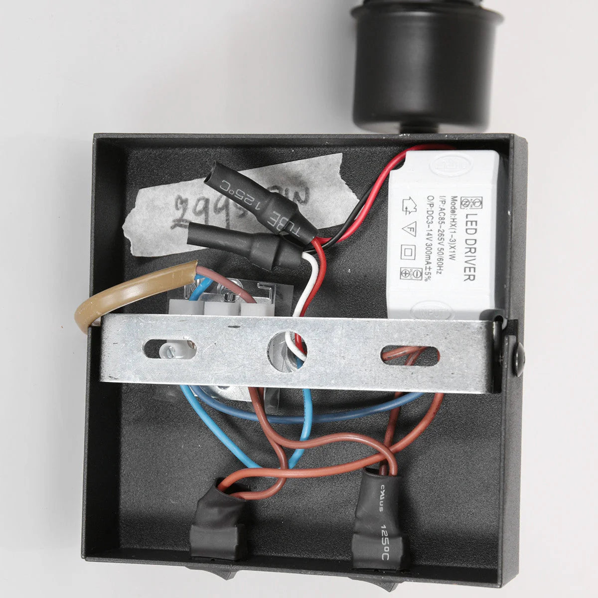 Boîte électrique noire avec câblage et driver LED pour applique murale métal noir