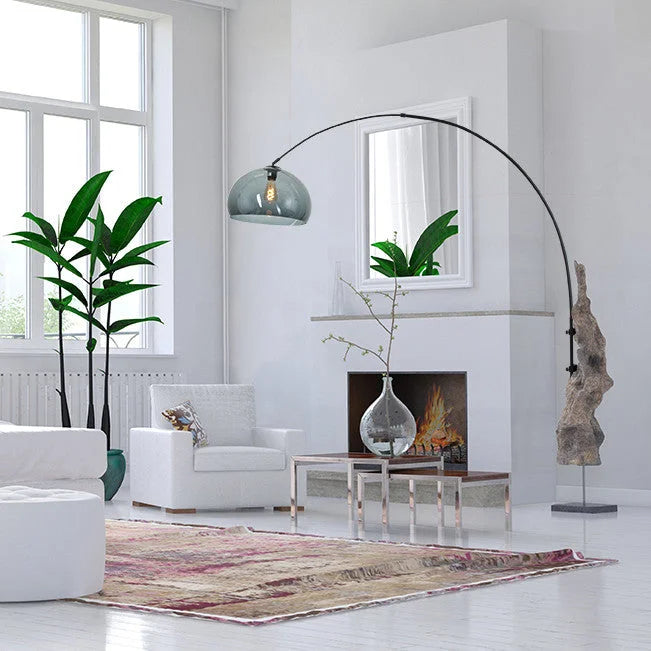 Intérieur de salon moderne avec applique murale en métal noir et abat-jour en verre fumé
