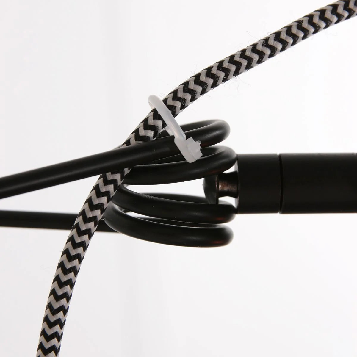 Cordon noir et blanc à motifs fixé à un ressort noir avec détails dorés pour Applique murale en métal