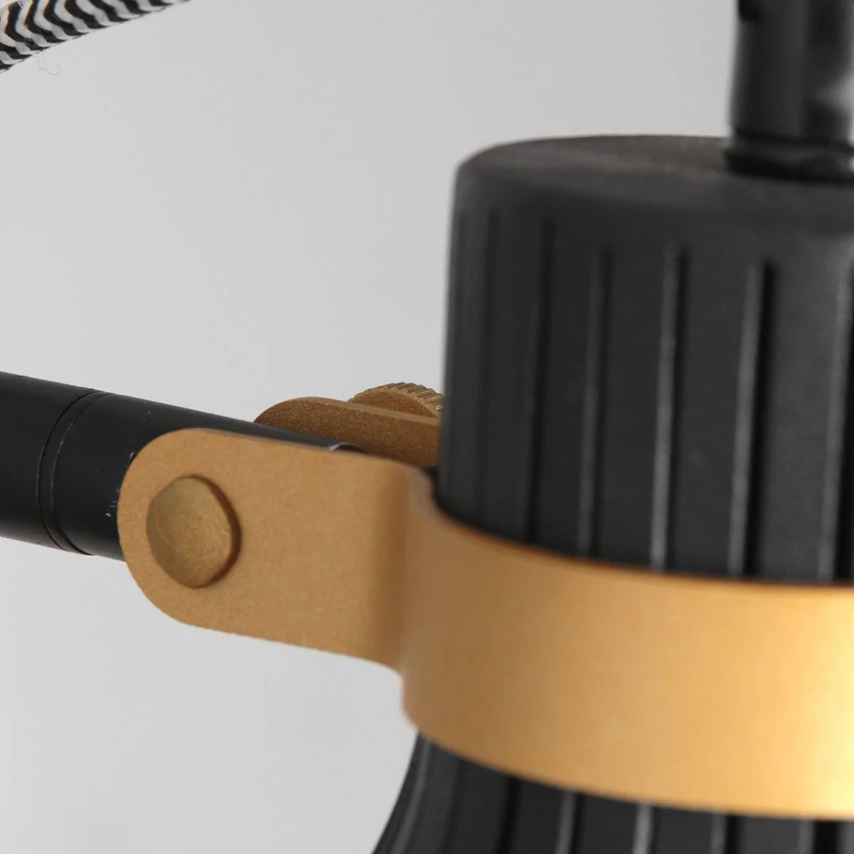 Lampe murale noire et dorée avec bras articulé ajustable et détails élégants