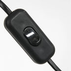 Switch en ligne noir pour applique murale en métal noir avec bras incurvé et abat-jour blanc