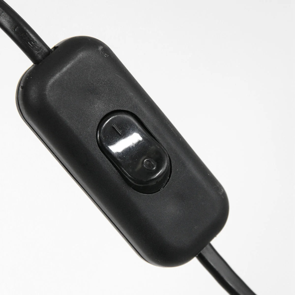 Switch en ligne noir pour applique murale en métal noir avec bras incurvé et abat-jour blanc