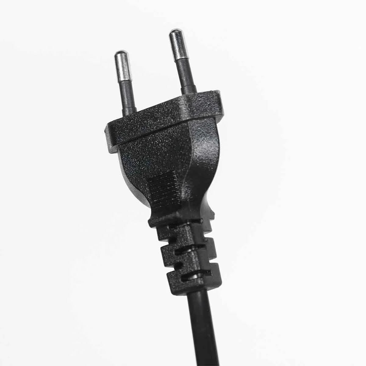 Prise électrique noire à deux broches sur lApplique murale en métal noir et bronze