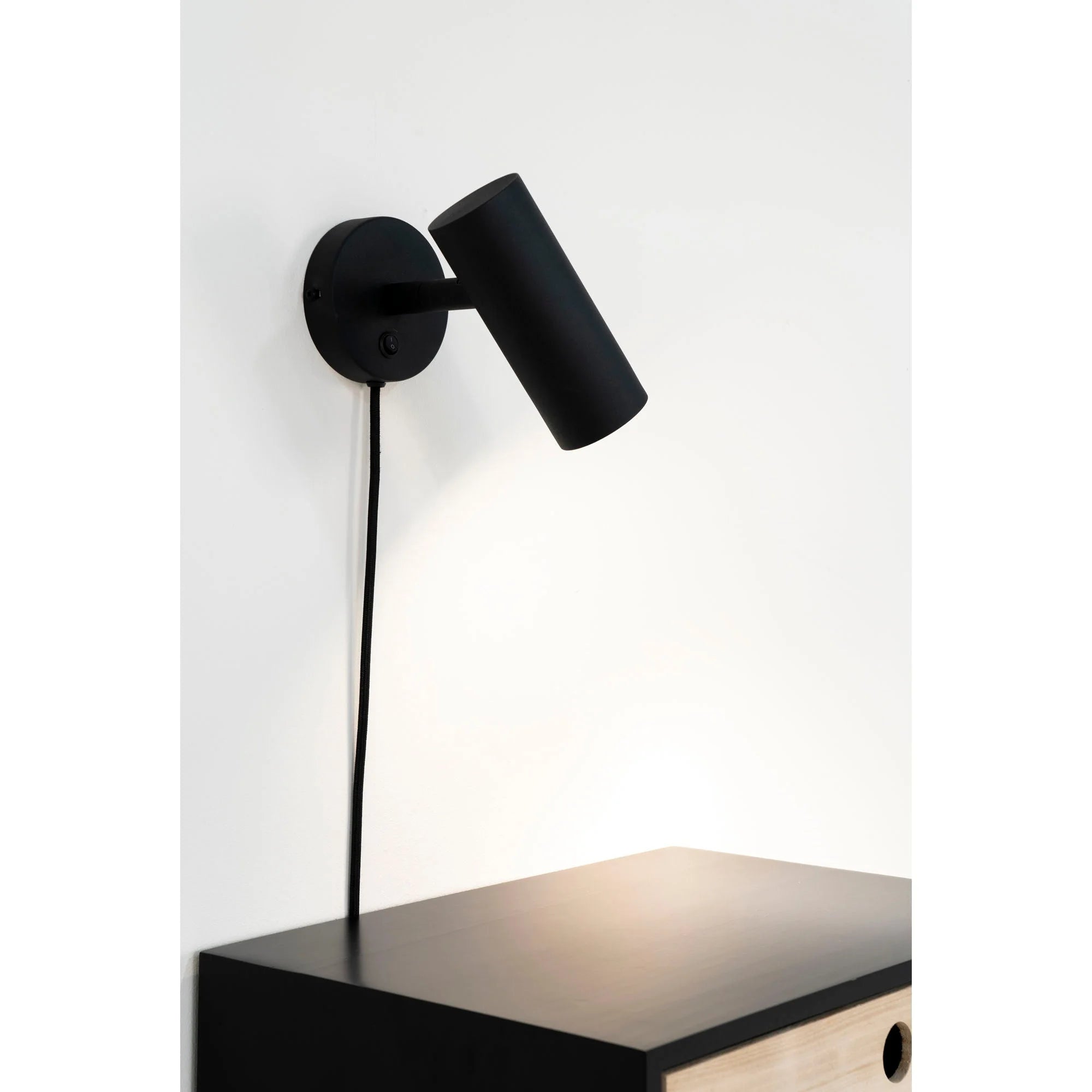 Applique murale en métal noir avec cylindre, cordon, hauteur H22 cm