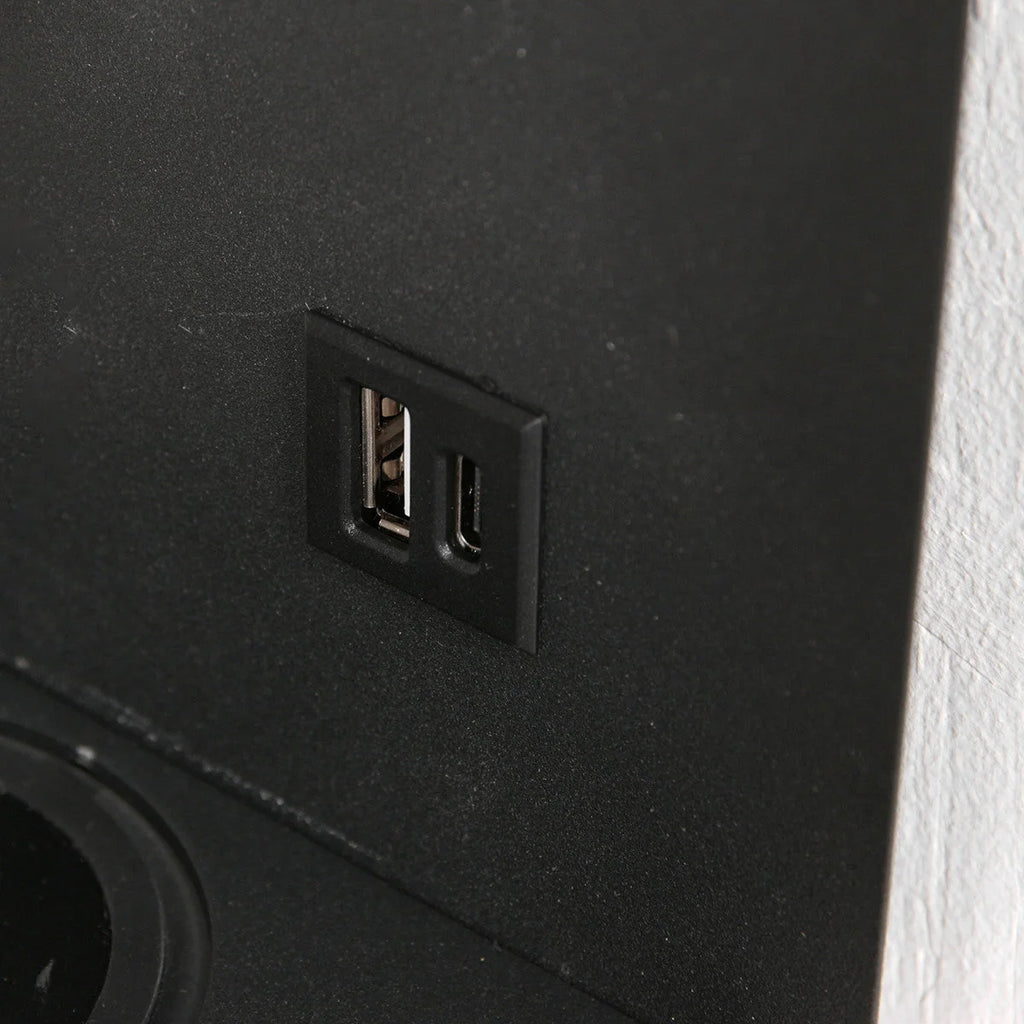Porte USB noirs sur applique murale noire en métal avec chargeur sans fil