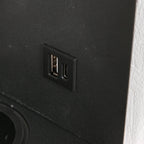 Porte USB noirs sur applique murale noire en métal avec chargeur sans fil