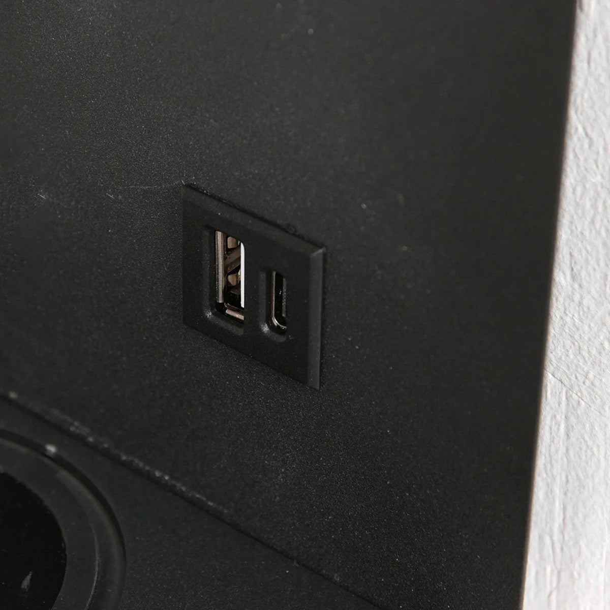 Porte USB noirs sur applique murale noire en métal avec chargeur sans fil
