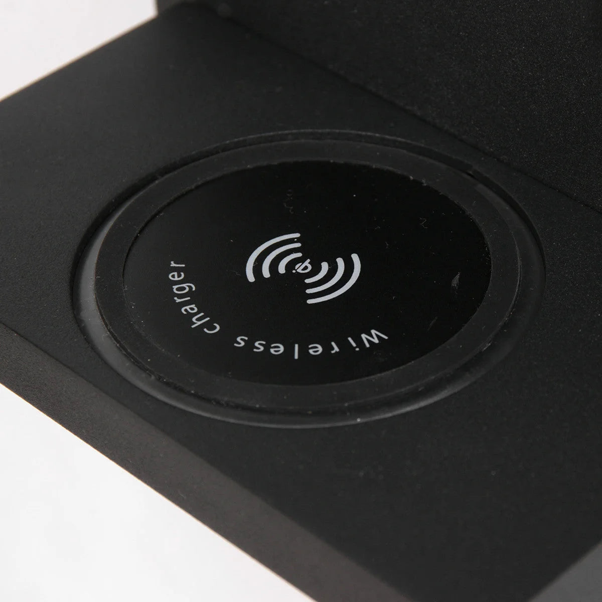 Chargeur sans fil noir en métal pour applique murale avec ports USB