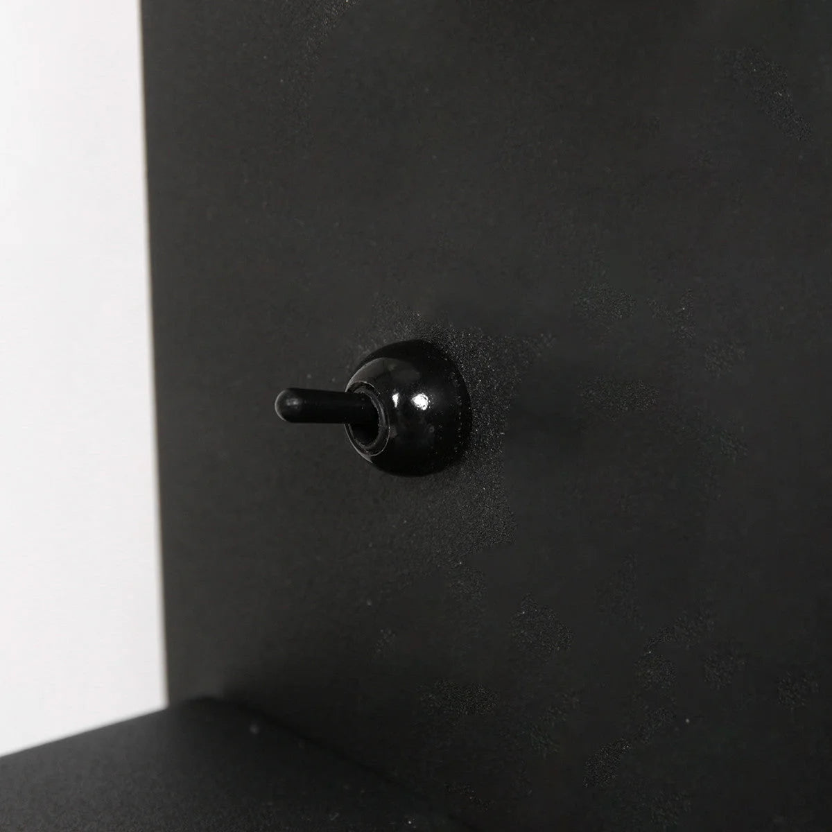 Interrupteur noir à bascule pour applique murale en métal avec chargeur sans fil