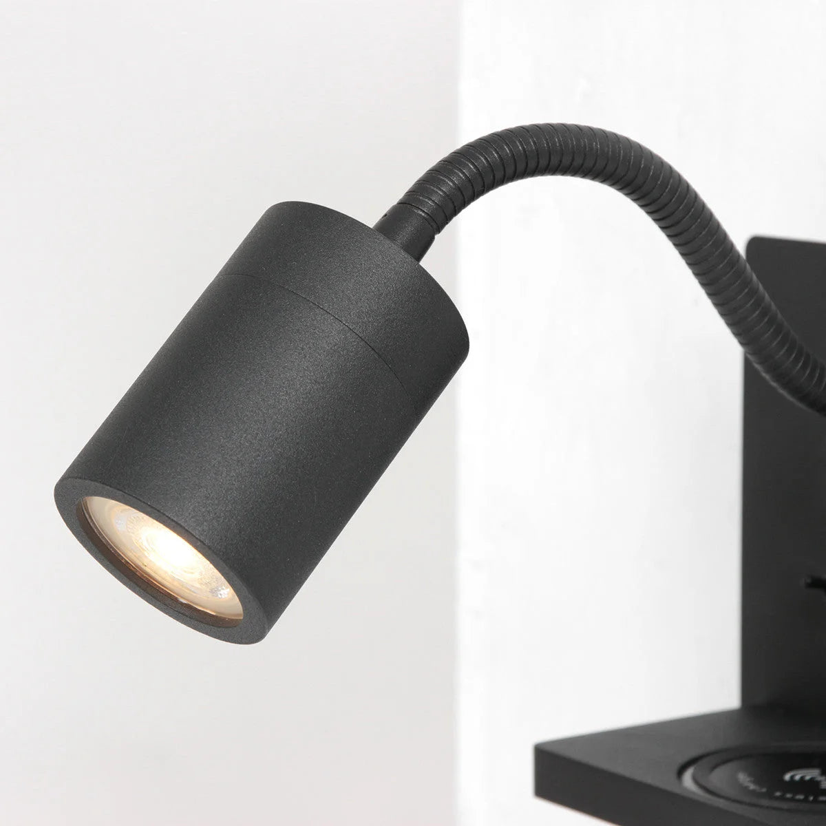 Lampe de lecture noire en métal avec chargeur sans fil et ports USB