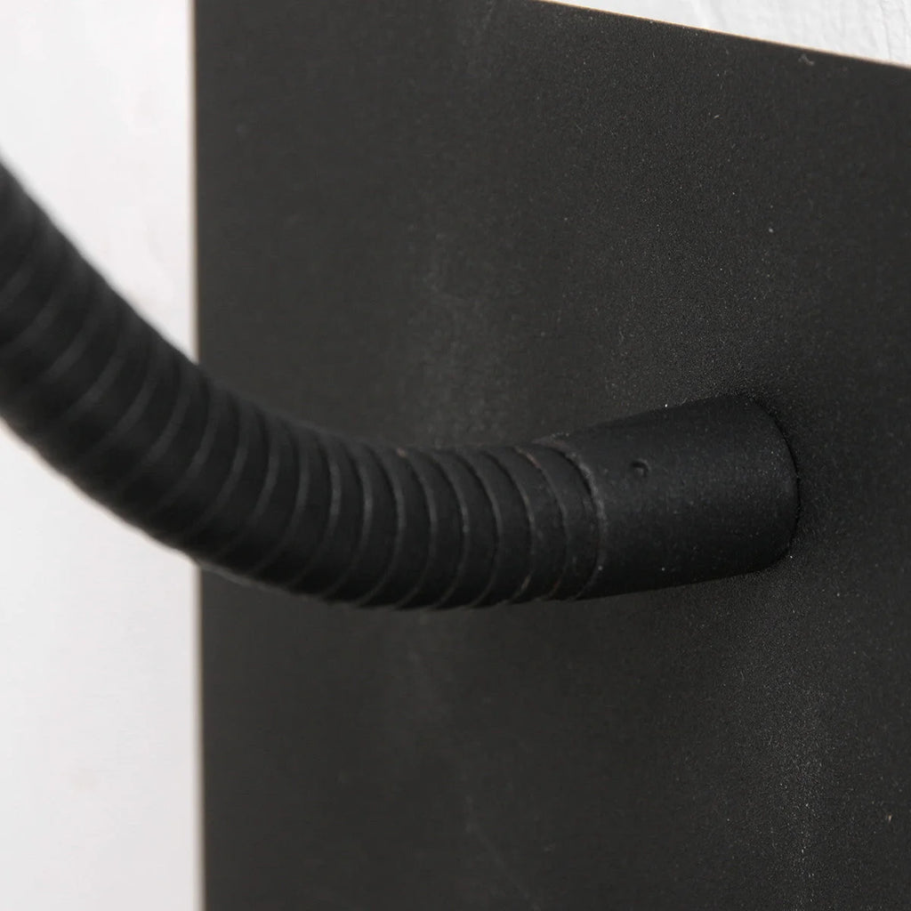 Lampadaire flexible en métal noir avec chargeur sans fil et ports USB