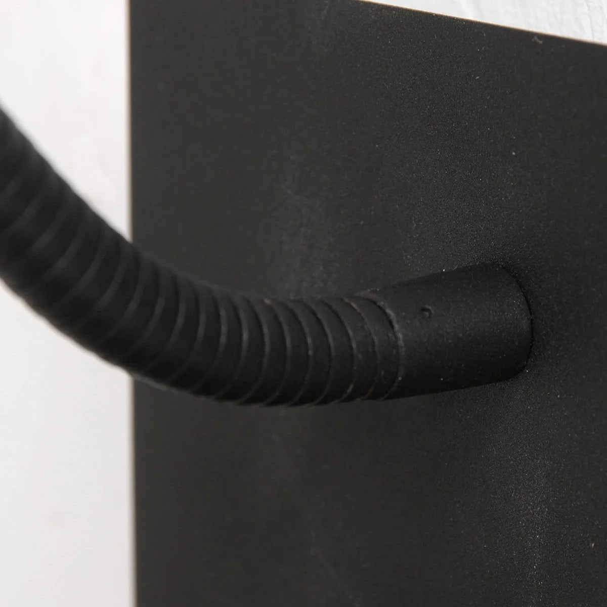 Lampadaire flexible en métal noir avec chargeur sans fil et ports USB