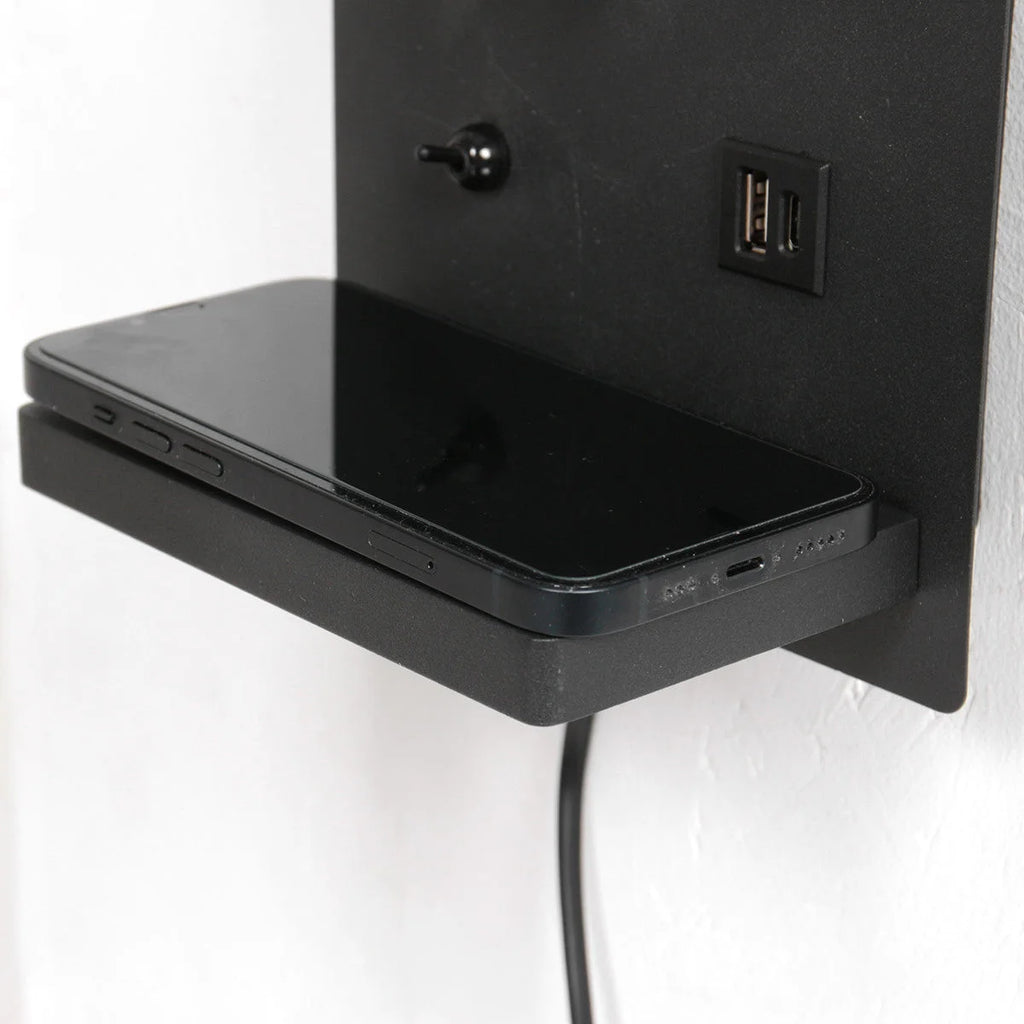 Étagère murale noire en métal avec chargeur sans fil et ports USB