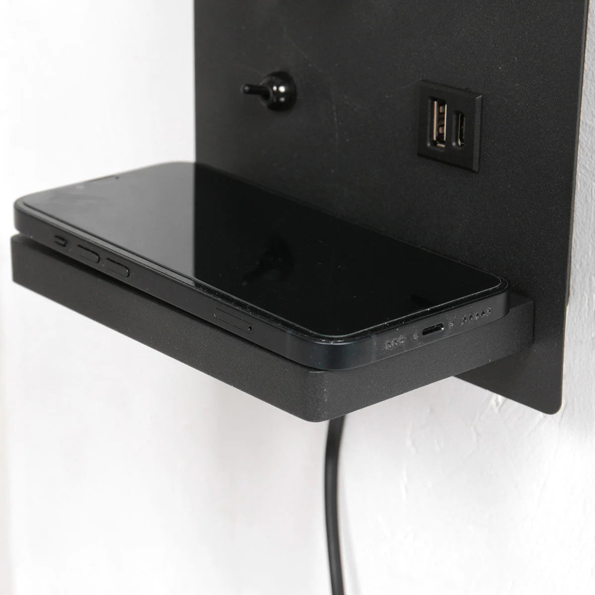 Étagère murale noire en métal avec chargeur sans fil et ports USB