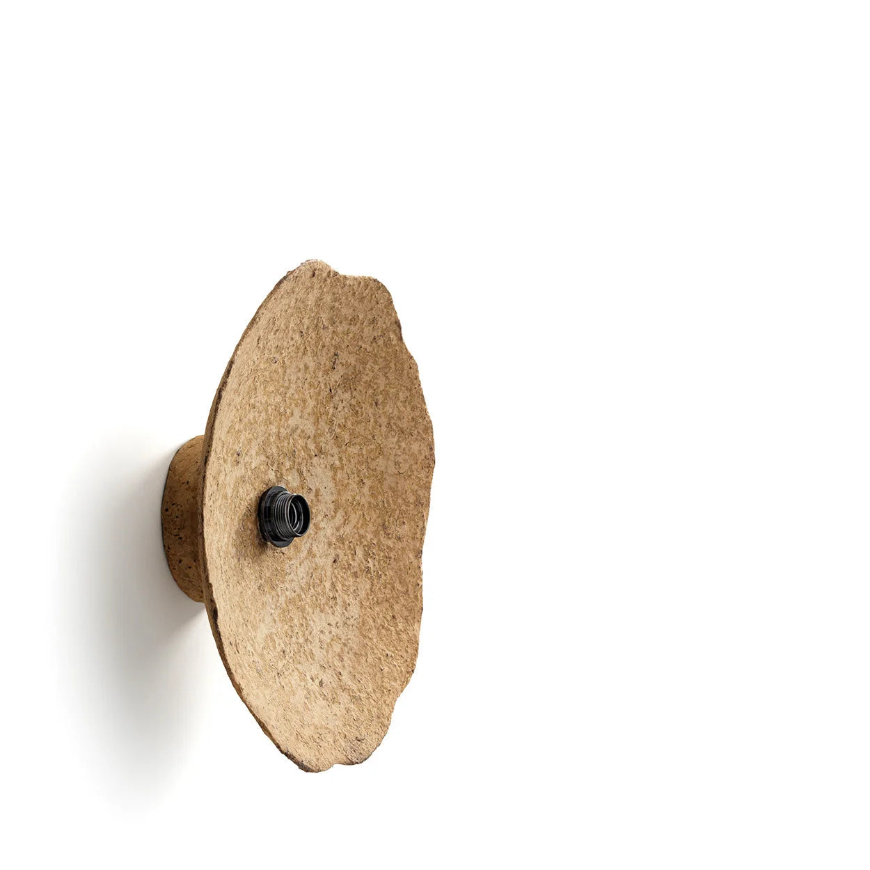 Applique murale organique beige papier mâché Ø45 cm avec crochet liège naturel à bord festonné et vis métal noir