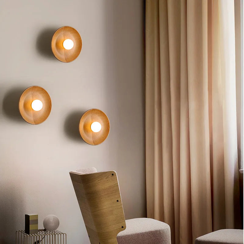 Applique murale en bois ronde installée dans un salon moderne