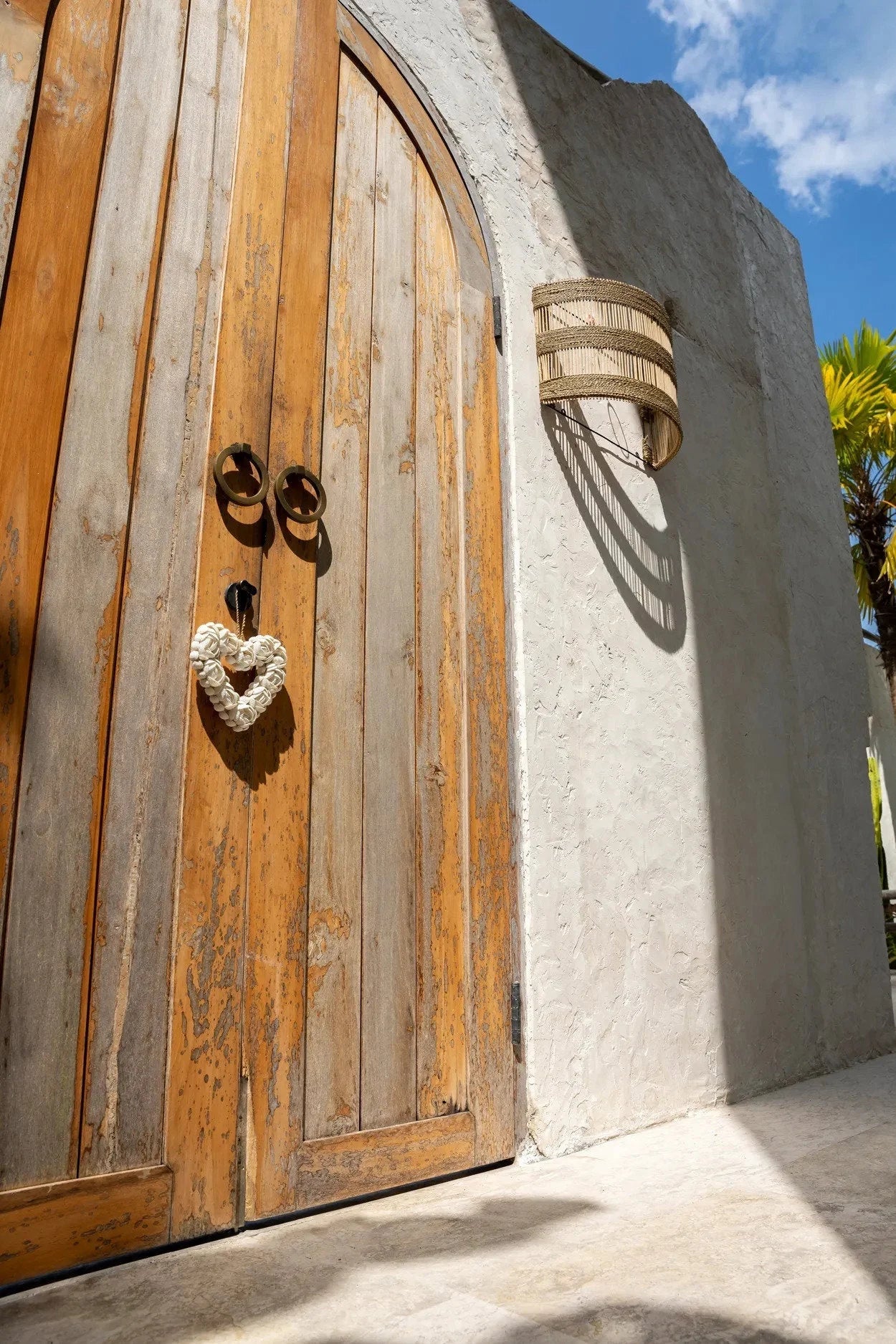 Porte en bois rustique avec ornement en forme de cœur pour décoration murale en rotin