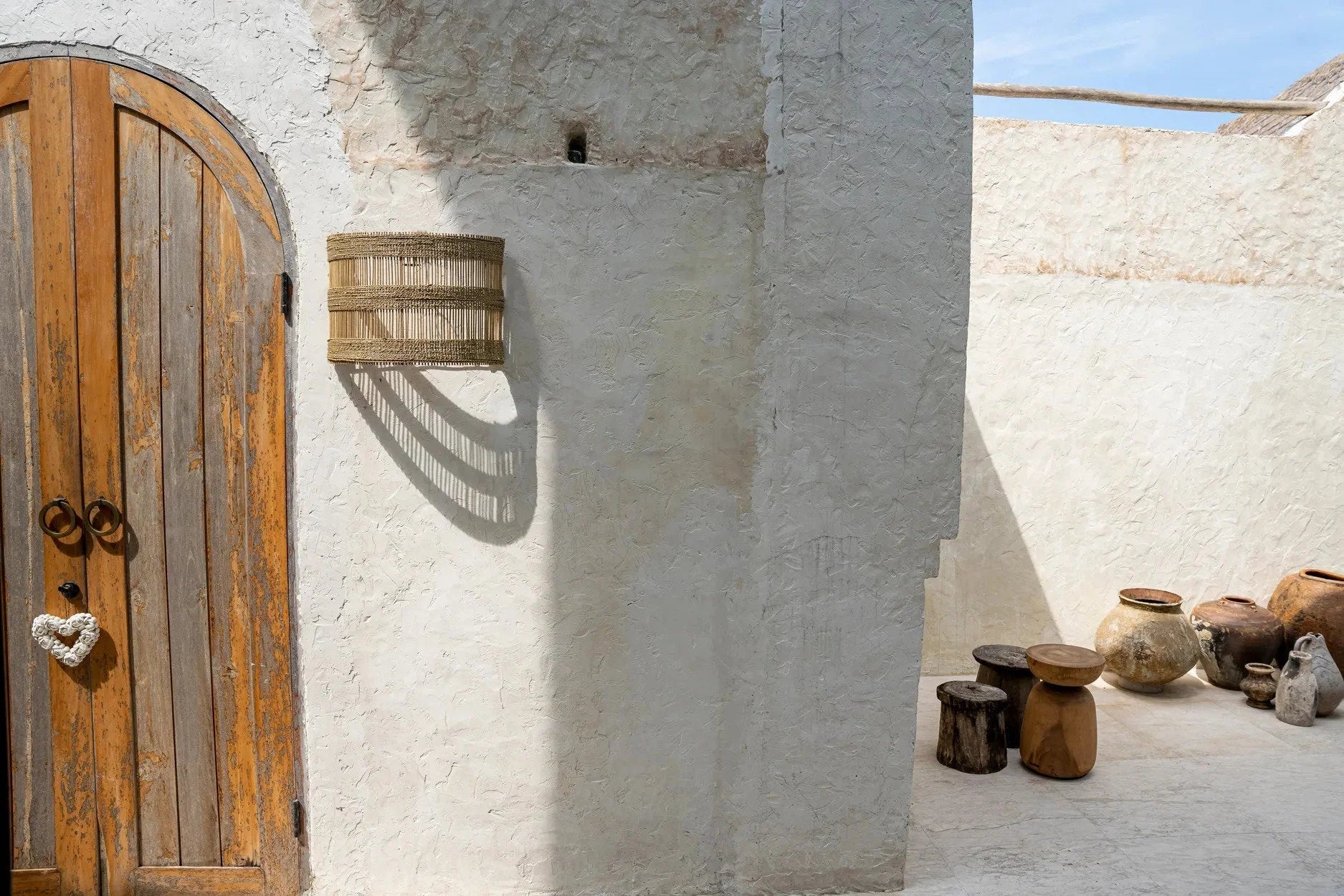 Porte en bois rustique avec ornement en forme de cœur pour décoration murale