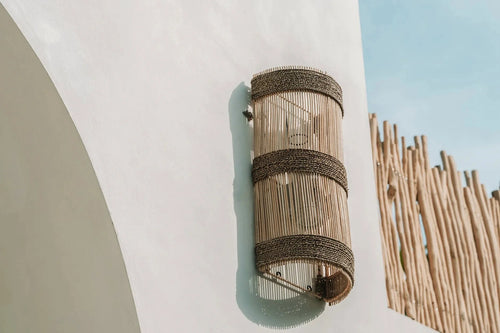 Applique murale en rotin ajouré et corde naturelle, cylindre extérieur en bois et bands