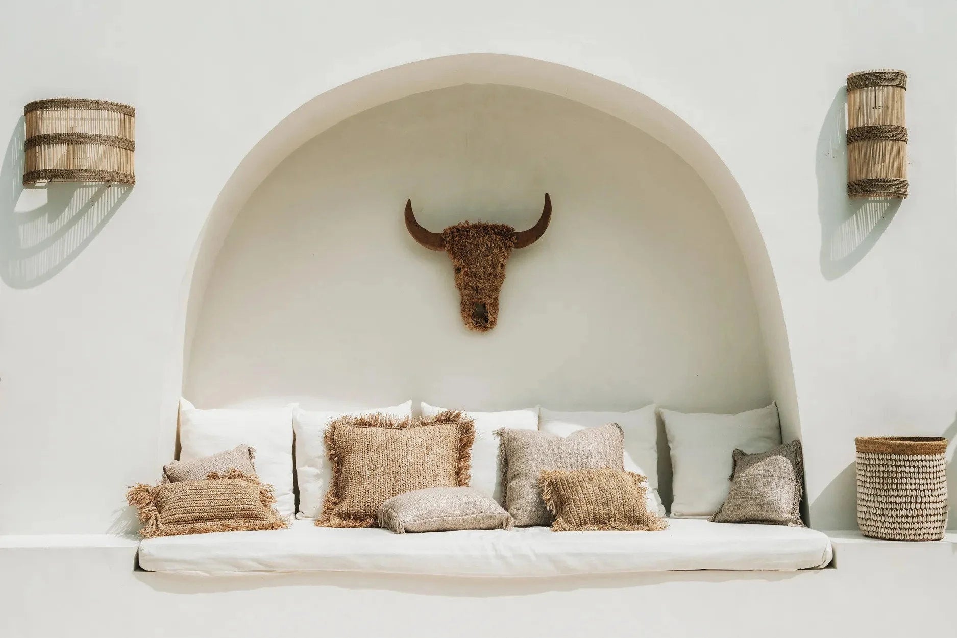 Jour de détente avec un lit de jour blanc encastré et coussins texturés