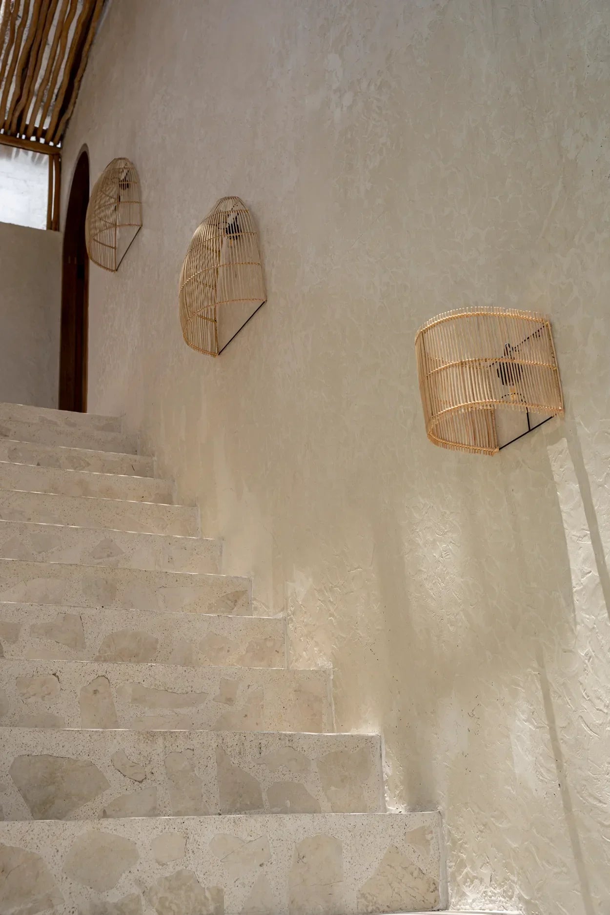 Escalier en pierre blanche pour Applique murale en rotin naturel demi-cylindre 25 cm