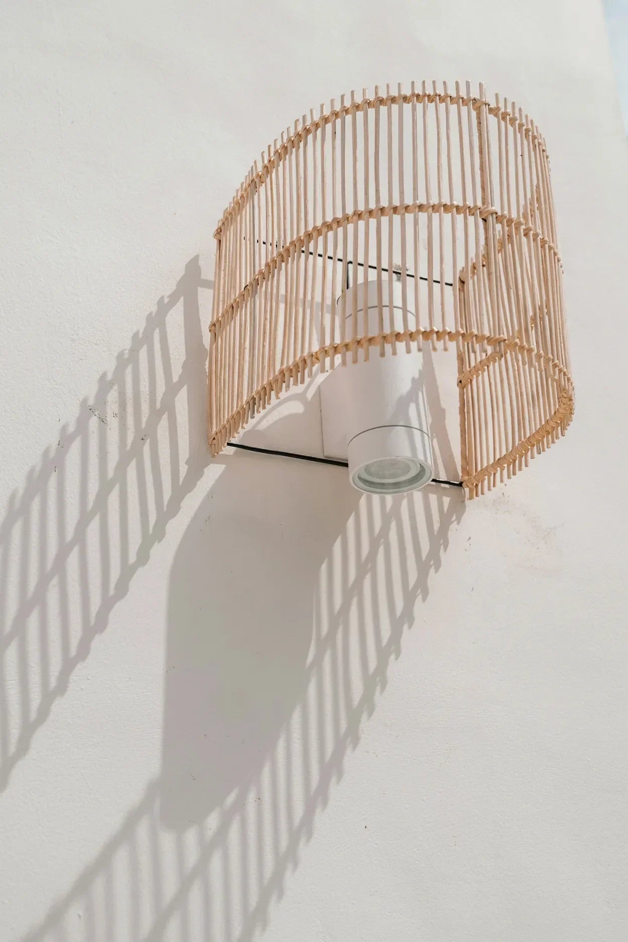 Applique murale en rotin naturel demi-cylindre avec abat-jour en bambou, 25 cm