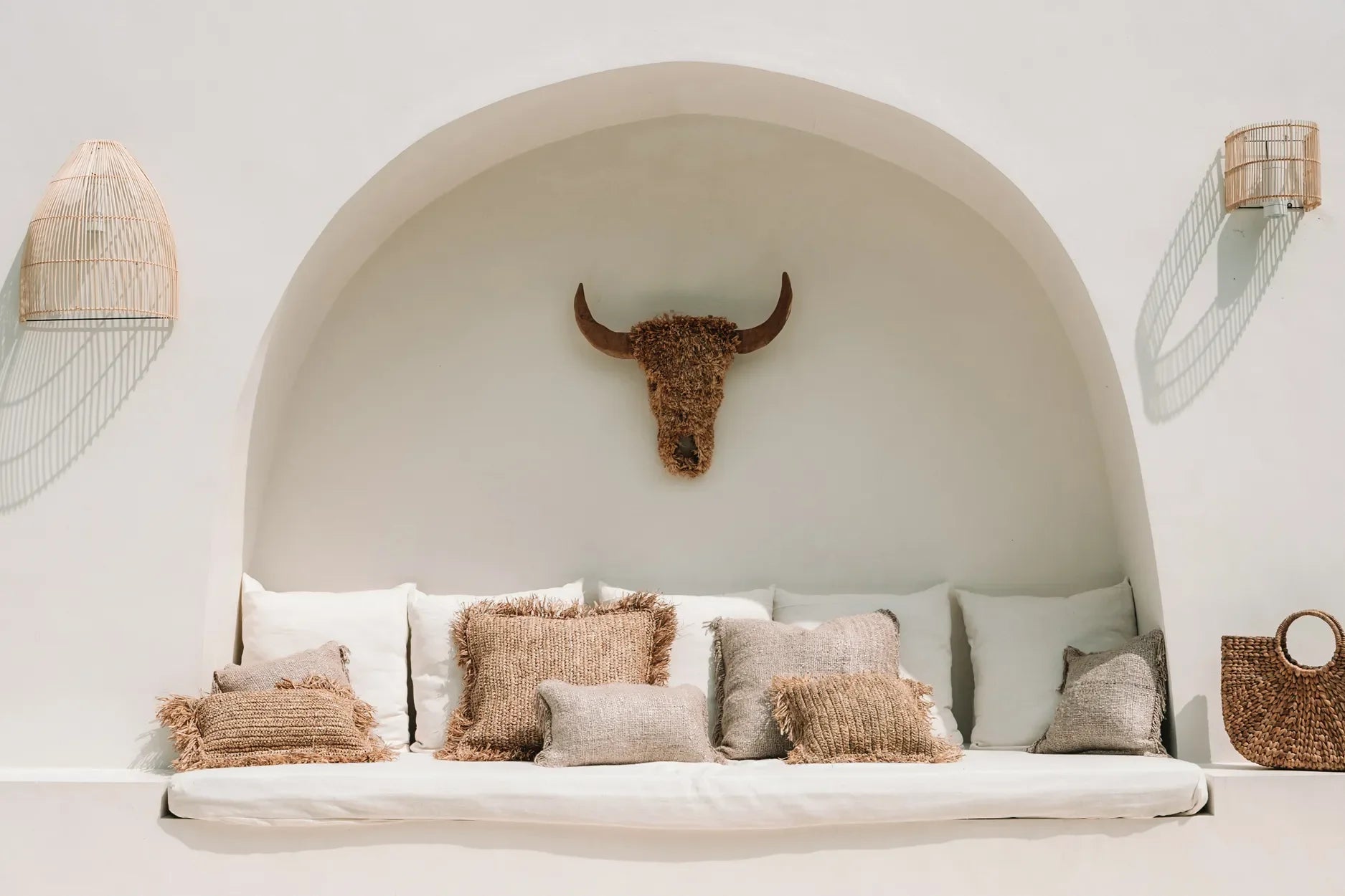 Espace de détente convivial avec coin de repos en rotin naturel pour lApplique murale