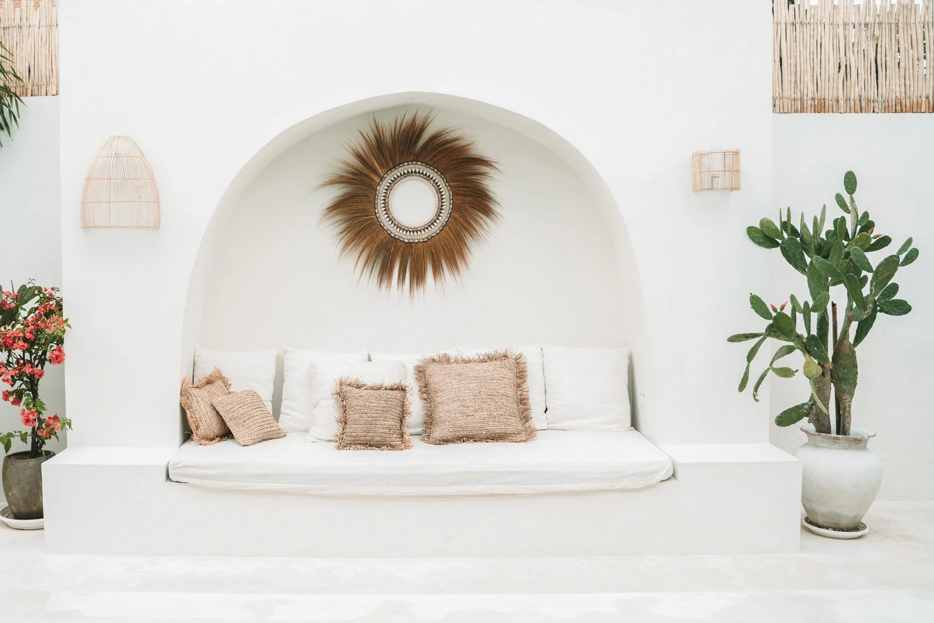 Miroir soleil en rotin naturel texturé brun, centre blanc circulaire, H55 cm