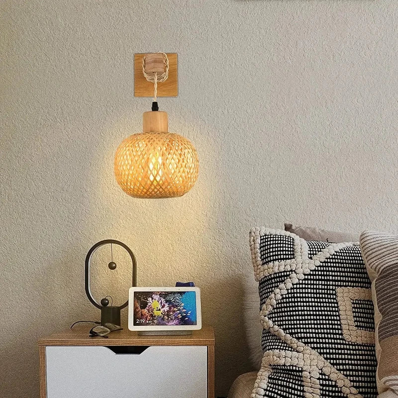 Applique murale en rotin ronde installée dans une chambre moderne