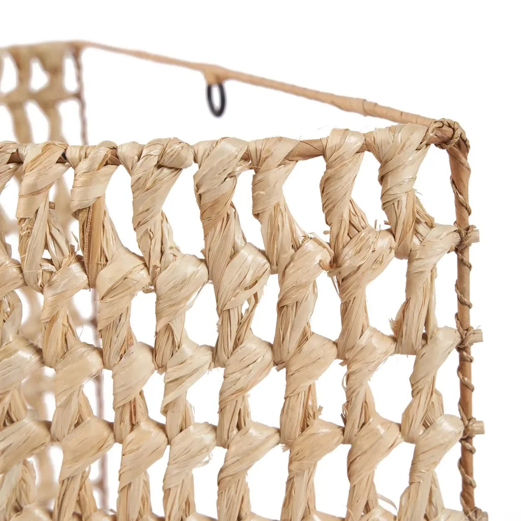 Coin inférieur d’un panier en paille tressée naturel dans l’Applique murale en sisal