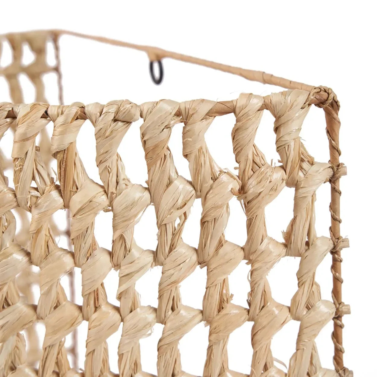 Coin inférieur d’un panier en paille tressée naturel dans l’Applique murale en sisal