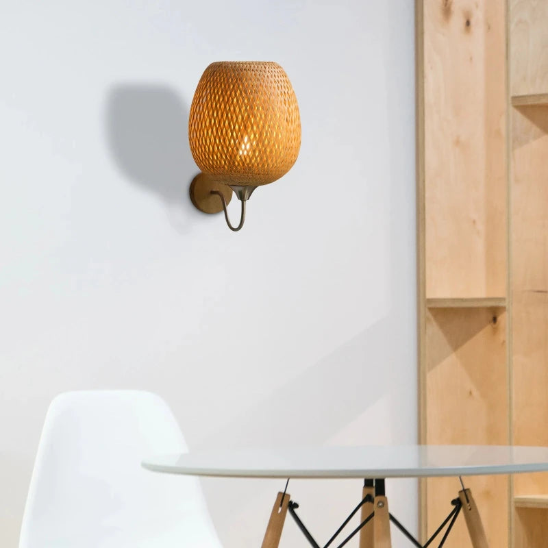 Applique rotin bambou installée dans un salon moderne avec une table blanche