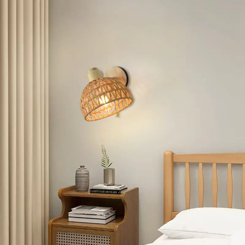 Applique murale en rotin installée dans un cadre intérieur moderne