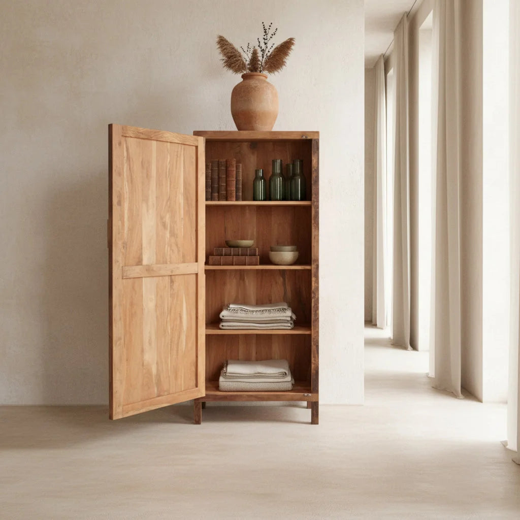 Armoire haute 1 porte en bois recyclé brun naturel, 80x40 cm, ouverte avec livres et bouteilles vertes