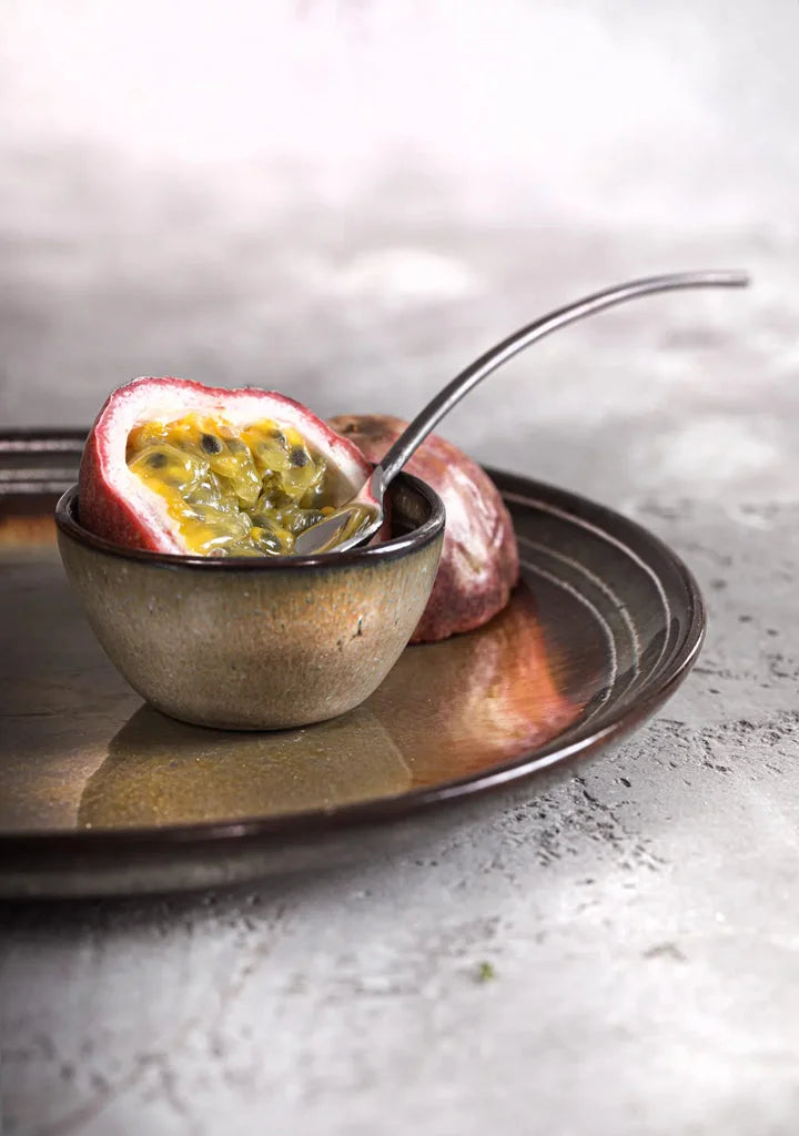 Passion fruit en bowl avec cuillère sur Assiette à salade Comporta M Lot de 6