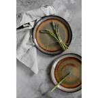 Asperges vertes fraîches liées avec de la ficelle sur une assiette en céramique artisanale