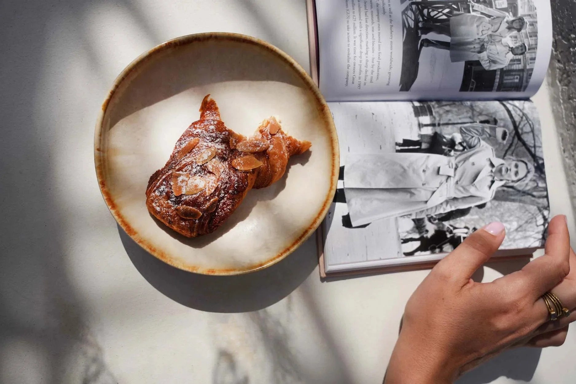 Croissant aux amandes dans assiette creuse en grès émaillé écru ocre