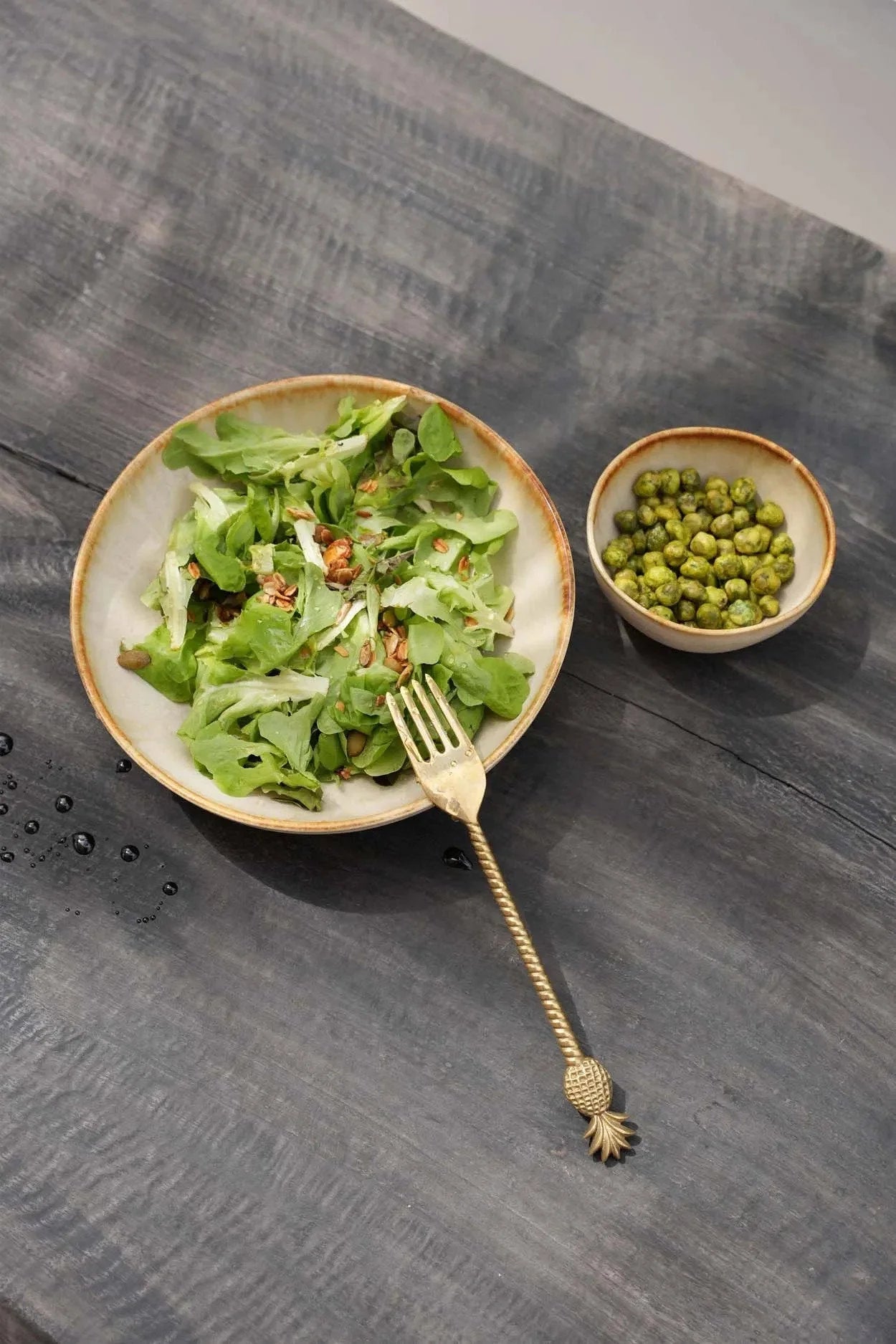 Fourchette à ananas doré, manche torsadé et feuilles détaillées, finition artisanale