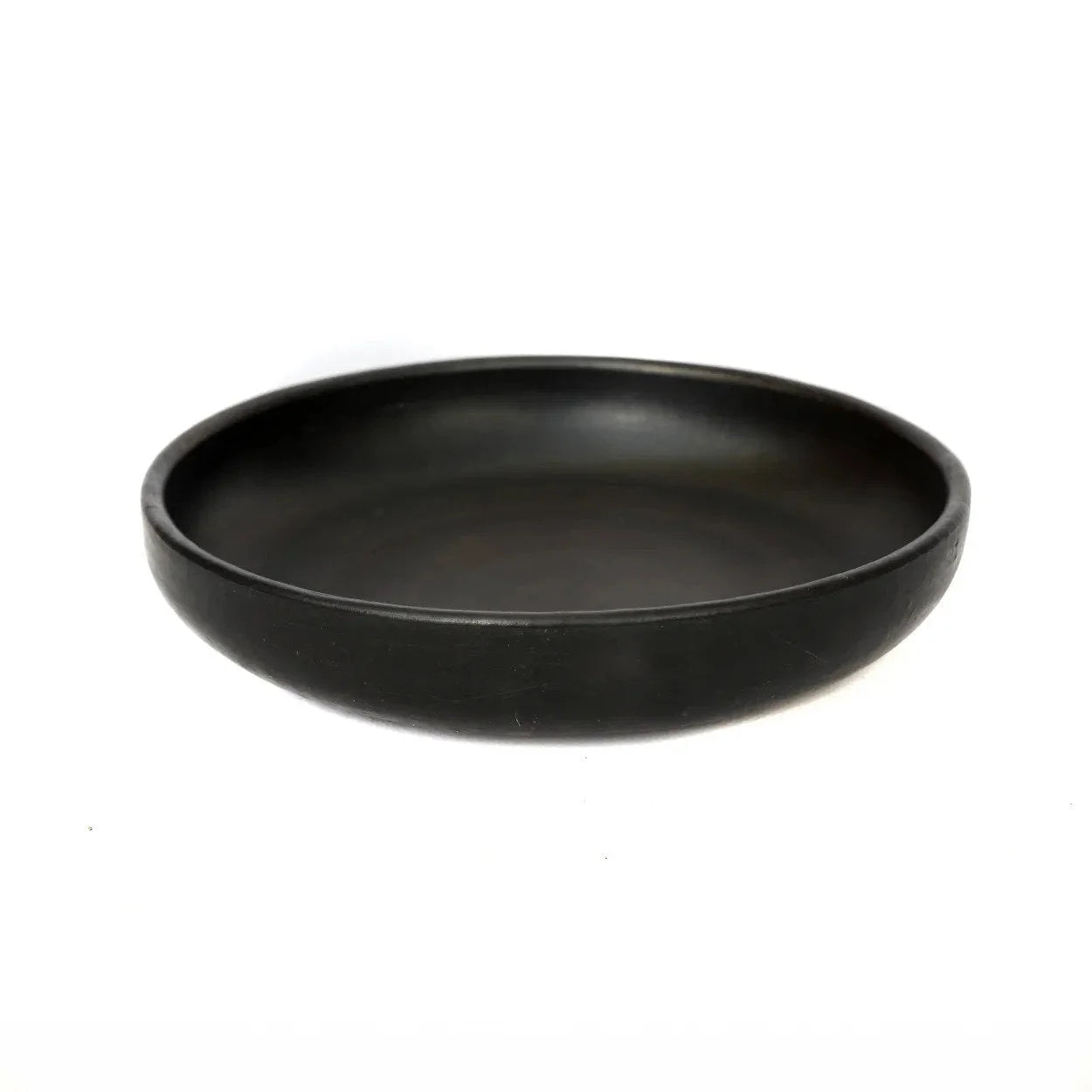 Assiette creuse en terre cuite brûlée noire ronde en céramique mate et ronde